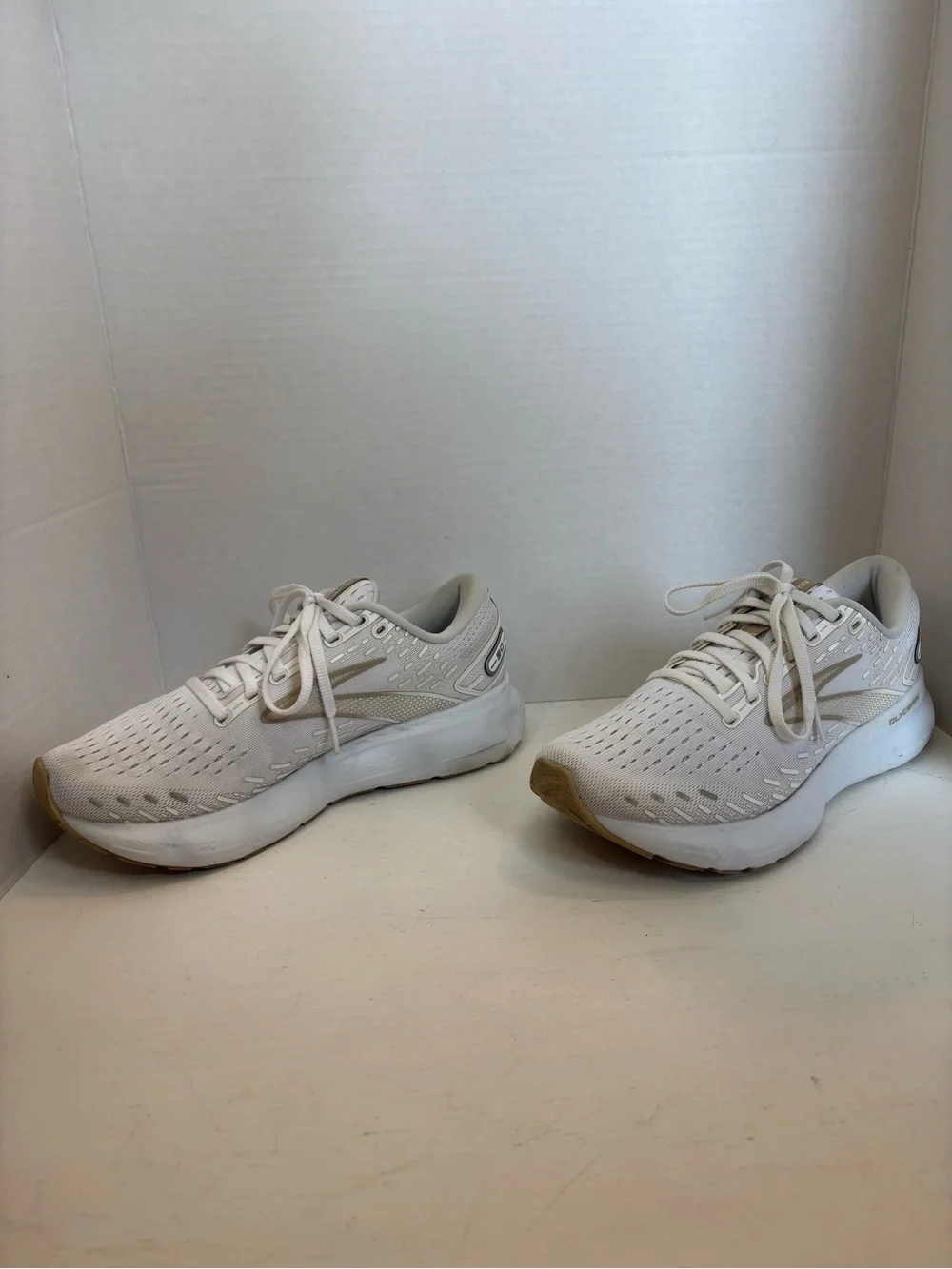 Brooks lightweight white